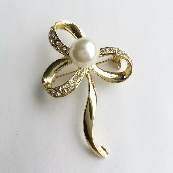 ES Jewelry - Pearl crystal brooch pin in gold tone mid century style